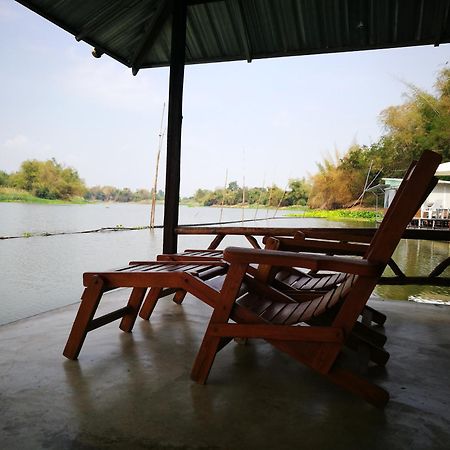 River Marina Resort Утай Тани Стая снимка